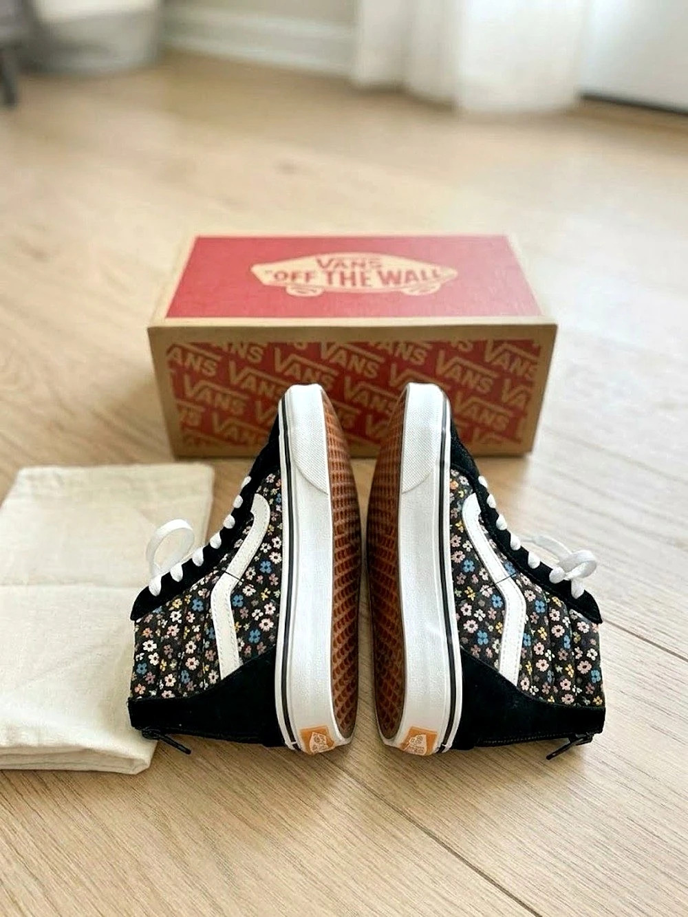 Vans Sk8-Hi Zip Ditsy Floral Sneakers Black & White (box not included)